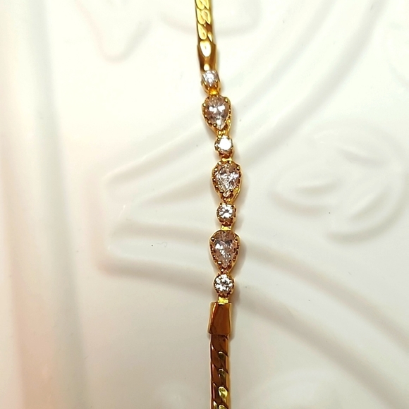 Stunning Goldtone bracelet with 7 Cubic Zirconia stones - Picture 3 of 4
